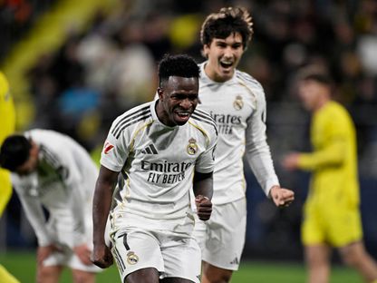 احتفال لاعبي ريال مدريد بتجسيل هدف في مرمى فياريال بالدوري الإسباني - 24 يناير 2026 - Reuters