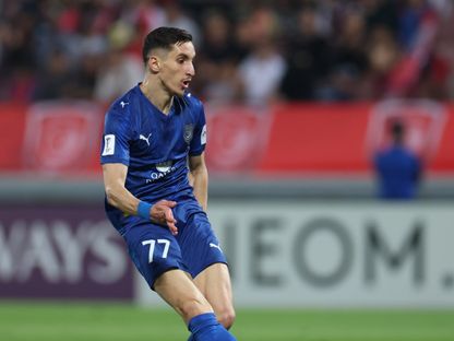 المهاجم الجزائري عادل بولبينة مهاجم الدحيل القطري قبل تسجيله هدفاً في شباك الاتحاد السعودي في دوري أبطال آسيا للنخبة - 24 نوفمبر 2025 - X/@DuhailSC