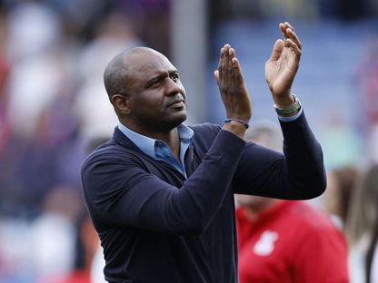 باتريك فييرا مدرب كريستال بالاس الإنجليزي يحيي جماهير فريقه - Action Images via Reuters