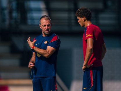 هانزي فليك مدرب برشلونة يتحدث إلى المهاجم المصري حمزة عبد الكريم بالتدريبات - 22 أغسطس 2026 - X@FCBarcelona