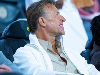 من حضور هيرفي رينارد مدرب منتخب السعودي لمباراة العلا والدرعية في دوري يلو - 15 فبراير 2026 - X/@FDL_KSA