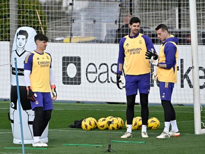 أندري لونين (يمين) وتيبو كورتوا وكيبا أريزابالاغا خلال تدريب لريال مدريد - 24 فبراير 2024 - AFP