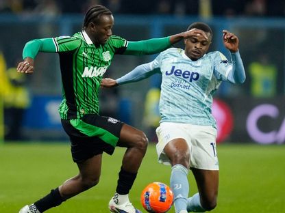 لاعب ساسولو إسماعيل كونيه في التحام قوي مع لاعب يوفنتوس بيير كالولو بمباراة في الدوري الإيطالي - 6 يناير 2025 - Reuters