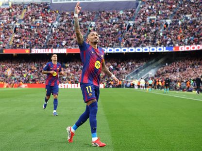 رافينيا مهاجم برشلونة يحتفل بهدفه الثالث في مرمى إشبيلية في الدوري الإسباني - 15 مارس 2026 - Reuters