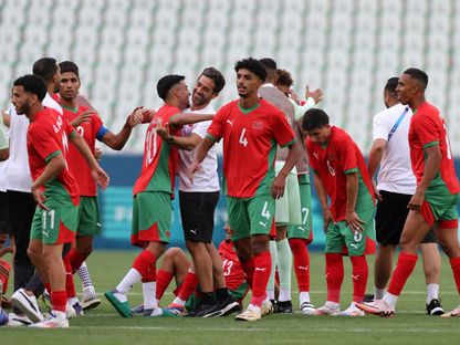 لاعبو المغرب يحتفلون بعد الفوز على الأرجنتين في أولمبياد باريس - 24 يوليو 2024 - REUTERS