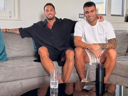 لاوتارو مارتينيز مهاجم إنتر ميلان وزميله لاعب الوسط هاكان تشالهان أوغلو بعد جلسة صلح - 25 يوليو 2025 - lautaromartinez - instagram