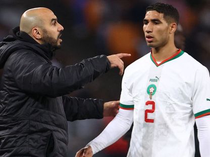 أشرف حكيمي ووليد الركراكي خلال مباراة بين المغرب وجنوب إفريقيا في تصفيات كأس الأمم الإفريقية – 17 يونيو 2023 - Reuters 