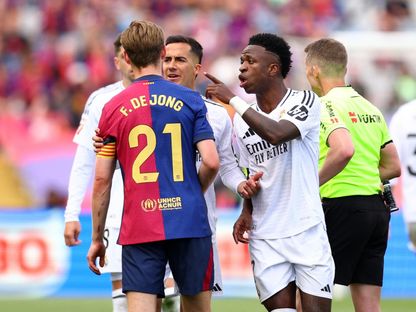 فينيسيوس جونيور نجم ريال مدريد ولوكاس فاسكيز يتحدثان مع فرينكي دي يونغ لاعب برشلونة - 25 أكتوبر 2024 - Reuters