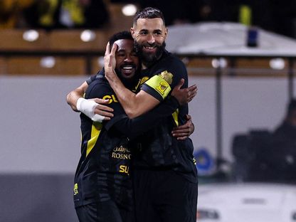 كريم بنزيما يحتفل مع مهند الشنقيطي بهدفه الاتحاد أمام ضمك بالدوري السعودي - 13 يناير 2026 - X@ittihad