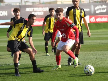 بلال عطية لاعب الأهلي وسط حصار من لاعبي المقاولون العرب - 18 يناير 2025 - FB/@Al Ahly Youth Teams