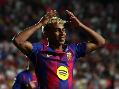 لاعب برشلونة لامين يامال يحتفل بالتسجيل في مرمى رايو فايكانو في الدوري الإسباني - 31 أغسطس 2025 - ٌReuters