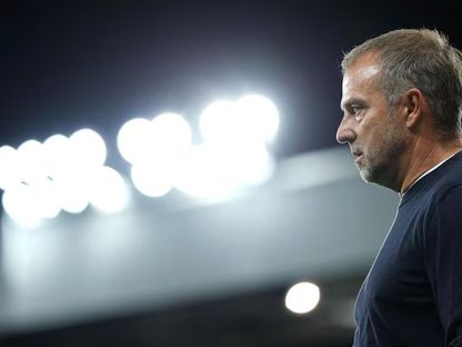 هانزي فليك في مباراة نيوكاسل وبرشلونة بدوري أبطال أوروبا 18 سبتمبر 2025 - UEFA/x