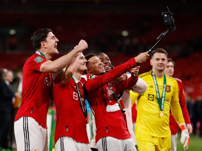 لاعبو مانشستر يونايتد يحتفلون بالفوز بكأس رابطة الأندية الإنجليزية - 26 فبراير 2023 - Reuters