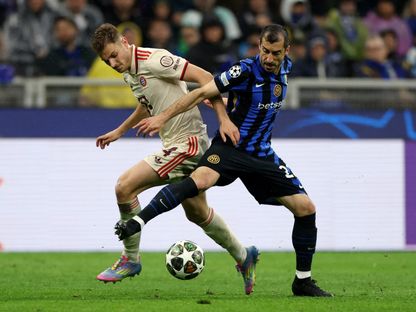 لاعب بايرن ميونيخ جوسيب ستانيسيتش مع هنريك مخيتاريان لاعب إنتر ميلان خلال مباراة إياب ربع نهائي دوري أبطال أوروبا - 16 أبريل 2025 - Reuters