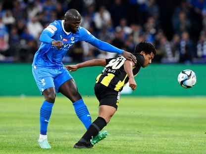 رومارينيو لاعب الاتحاد في صراع على الكرة مع كاليدو كوليبالي مدافع الهلال في لقاء الفريقين بالدوري السعودي - 1 مارس 2024 - Reuters