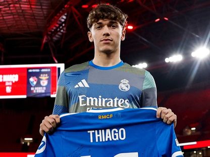 تياغو بيتارش يحمل قميصا موقعا من زملائه بعد مشاركته الأولى مع الفريق الأول أمام بنفيكا في دوري أبطال أوروبا - 18 فبراير 2026 - X/@realmadrid