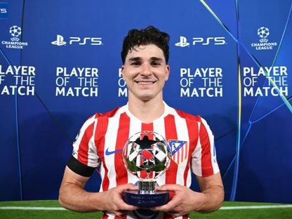 خوليان ألفاريز لاعب أتلتيكو مدريد يحمل جائزة رجل المباراة بعد الفوز على برشلونة في ذهاب ربع نهائي دوري أبطال أوروبا - 8 أبريل 2026 - uefa.com