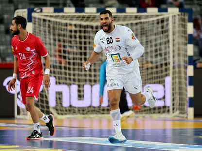 أحمد عادل لاعب منتخب مصر لكرة اليد يحتفل بعد تسجيله هدفاً في شباك البحرين - 17 يناير 2025 - REUTERS