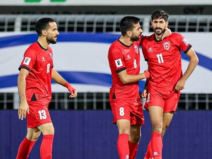 يزن النعيمات يحتفل مع زملائه في منتخب الأردن بعد تسجيله هدفاً في شباك فلسطين - 10 سبتمبر 2024 - X/JordanFA