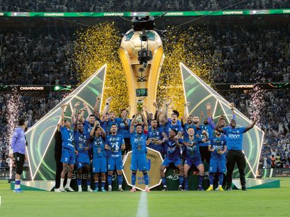 لاعبو الهلال مع كأس خادم الحرمين الشريفين بعد فوزهم على الخلود في النهائي - 8 مايو 2026 - X/@Alhilal_FC