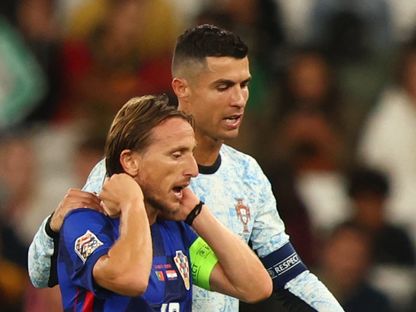 كريستيانو رونالدو ولوكا مودريتش يغادران الملعب معاً في الشوط الأول من مباراة البرتغال وكرواتيا في دوري الأمم الأوروبية - 5 سبتمبر 2024 - Reuters