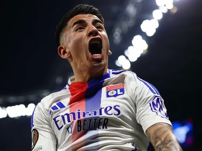 فرحة تياغو ألمادا بعد تسجيل أولمبيك ليون لهدف أمام مانشستر يونايتد في الدوري الأوروبي 2025 - Reuters