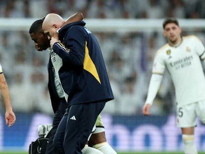 لاعب ريال مدريد دافيد ألابا يتلقى الرعاية الطبية بعد تعرضه لإصابة أمام فياريال في الدوري الإسباني - 17 ديسمبر 2023 - Reuters