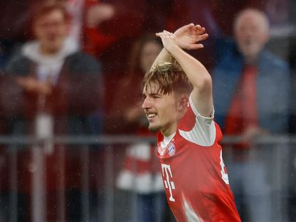 احتفال لينارت كارل لاعب بايرن ميونيخ بتسجيل هدف في مرمى كلوب بروج البلجيكي بدوري أبطال أوروبا - 22 أكتوبر 2025 - Reuters