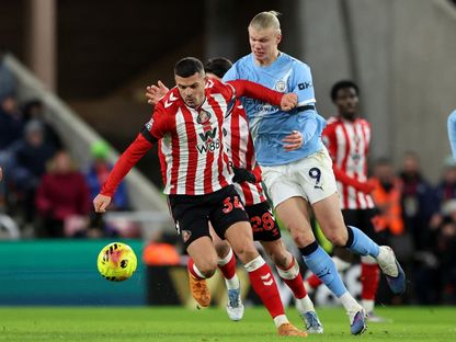 إيرلينغ هالاند مهاجم مانشستر سيتي في صراع على الكرة مع غرانيت تشاكا لاعب سندرلاند في الدوري الإنجليزي - 1 يناير 2026 - Reuters