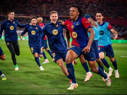 لاعب برشلونة جول كوندي يحتفل مع زملائه في الفريق بالتسجيل في مرمى ريال مدريد في نهائي كأس ملك إسبانيا - 26 أبريل 2025 - www.fcbarcelona.com