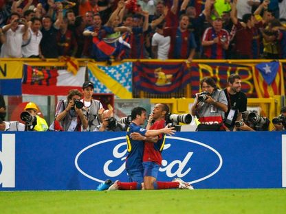 تييري هنري يحتفل مع ليونيل ميسي بهدف برشلونة ضد مانشستر يونايتد في نهائي أبطال أوروبا - 27 مايو 2009 - Reuters