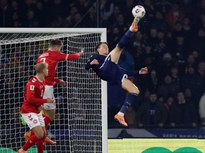 سكوت ماكتوميناي لاعب اسكتلندا في طريقه لتسجيل الهدف الأول أمام الدنمارك في تصفيات كأس العالم - 18 نوفمبر 2025 - Reuters