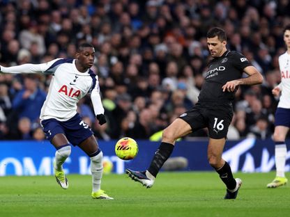 رودري لاعب وسط مانشستر سيتي في صراع على الكرة مع لاعب توتنهام راندال كولو مواني - 1 فبراير 2026 - Reuters