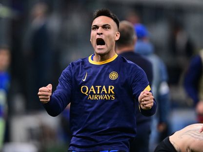 لاوتارو مارتينيز مهاجم إنتر ميلان يحتفل بهدف فريقه الثالث في مرمى برشلونة في دوري أبطال أوروبا - 6 مايو 2025 - Reuters