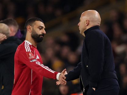 آرني سلوت مدرب ليفربول يصافح محمد صلاح بعد الفوز على ولفرهامبتون - 6 مارس 2026 - Reuters