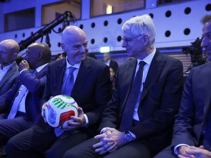 رئيس "فيفا" جياني إنفانتينو وأرسين فينغر خلال المنتدى الاقتصادي العالمي في دافوس بسويسرا - 22 يناير 2026 - REUTERS