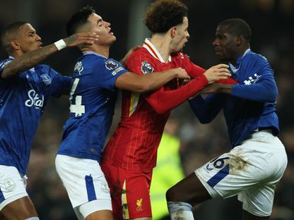 كيرتس جونز لاعب ليفربول خلال شجاره مع عبد الله دوكوري لاعب إيفرتون - 12 فبراير 2025 - Reuters