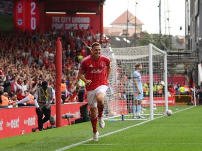 كريس وود مهاجم نوتنغهام فورست يحتفل بتسجيل هدفه الثاني ضد برينتفورد - 17 أغسطس 2025 - Reuters