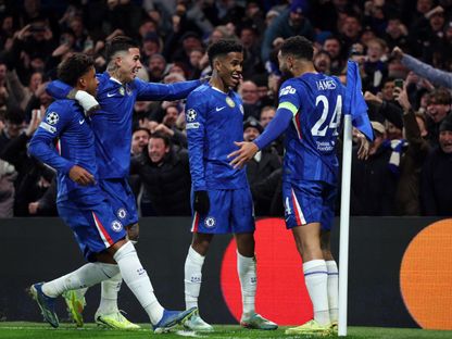 إستيفاو يحتفل مع لاعبي تشيلسي بهدفه في مرمى برشلونة بدوري أبطال أوروبا - 25 نوفمبر 2025 - Reuters