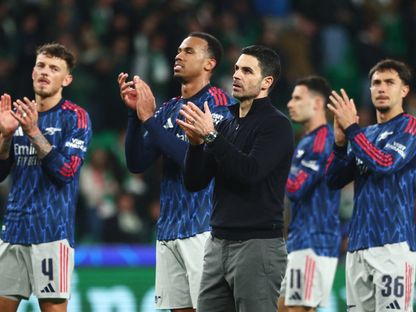 مدرب أرسنال ميكيل أرتيتا ولاعبون يحتفلون مع الجمهور بعد فوزهم على سبورتينغ لشبونة في دوري أبطال أوروبا - 7 أبريل 2026 - REUTERS