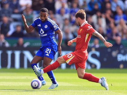 ريكاردو بيريرا لاعب ليستر سيتي في صراع على الكرة مع أليكسيس ماك أليستر لاعب ليفربول - 20 أبريل 2025 - Reuters