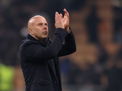 آرني سلوت مدرب ليفربول يوجه تحية للجماهير عقب الفوز على إنتر ميلان بدوري أبطال أوروبا - 9 ديسمبر 2025 - Reuters