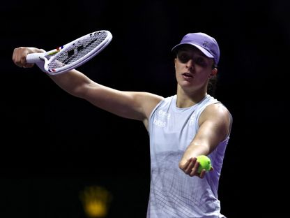 البولندية إيغا شفيونتيك خلال مواجهة إيلينا ريباكينا في البطولة الختامية لموسم تنس السيدات بالرياض - 3 نوفمبر 2025 - REUTERS