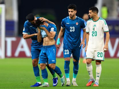 حسين الساعدي يترك الملعب باكياً بعد طرده مبكراً في مباراة العراق والجزائر بكأس العرب - 9 ديسمبر 2025 - Reuters