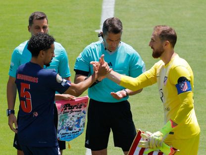 يان أوبلاك وماركينيوس يتبادلان شعارات فريقيهما قبل بداية المباراة بين أتلتيكو مدريد وباريس سان جيرمان - 15 يونيو 2025 - Reuters