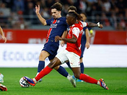 فالنتين أتانغانا لاعب ريمس في صراع على الكرة مع فيتينيا لاعب باريس سان جيرمان ضمن الدوري الفرنسي - 22 سبتمبر 2024 - Action Images REUTERS