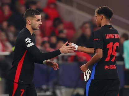 فيران توريس يدخل بدلاً من لامين يامال خلال مباراة بين برشلونة وبنفيكا في دوري أبطال أوروبا - 5 مارس 2025 - Reuters