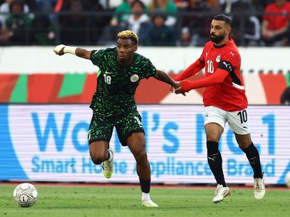 صراع على الكرة بين محمد صلاح ورفاييل أونيديكا في لقاء مصر ونيجيريا بكأس أمم إفريقيا - 17 يناير 2026 - Reuters