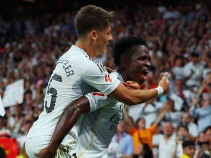 فينيسيوس جونيور وأردا غولر يحتفلان بقلب ريال مدريد للنتيجة أمام ريال مايوركا في الليغا 30-8-2025 - Reuters