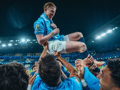 لاعبو مانشستر سيتي يودعون زميلهم كيفن دي بروين بعد مباراة بورنموث بالدوري الإنجليزي الممتاز - 20 مايو 2025 - X/@ManCity